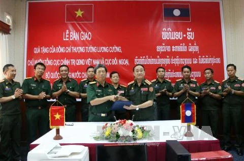 Vietnam presents computers to Laos’s military units