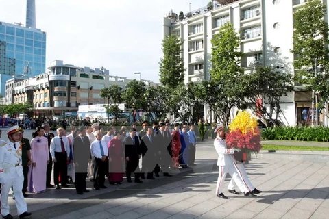 Ho Chi Minh City leader pays tribute to late President 