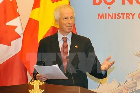 Canadian FM talks to Vietnamese students about climate change 