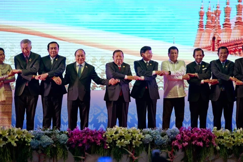 Prime Minister meets with Lao, Philippine leaders