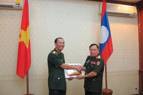 Young Vietnamese, Lao officers join exchange activities