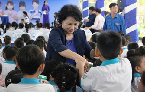 Can Tho: Children receive free milk, scholarships 