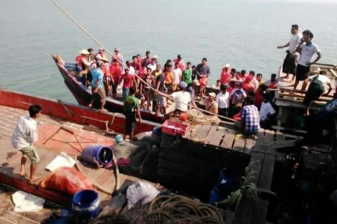 Myanmar: Four die after ferry capsizes