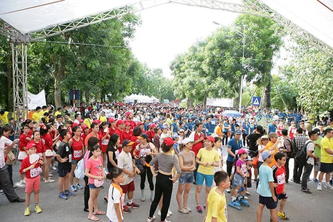 Running event raises funds for central provinces