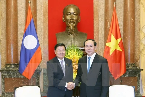 President Tran Dai Quang greets Lao PM 