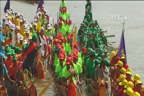 Cambodia holds traditional boat race