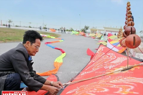 Hanoians enjoy flying kites in Hanoi