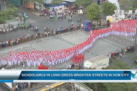 HCMC streets brightened with 3000 schoolgirls in ao dai