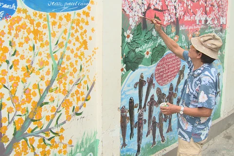 Old artist's murals bring new life to alleys