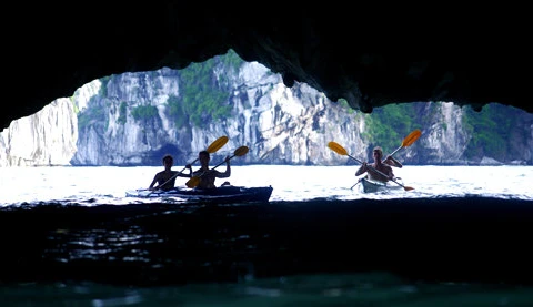 Kayak services on Ha Long Bay resume