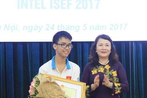 Quang Tri honours US invention prize winner