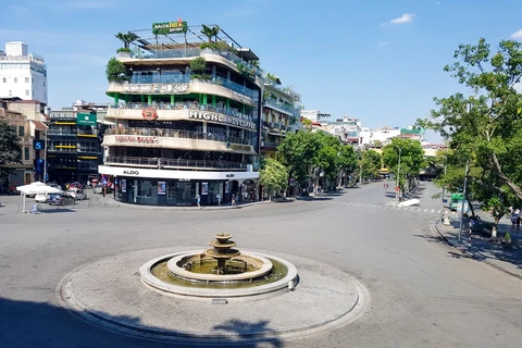 Hanoi streets deserted in record temperature 