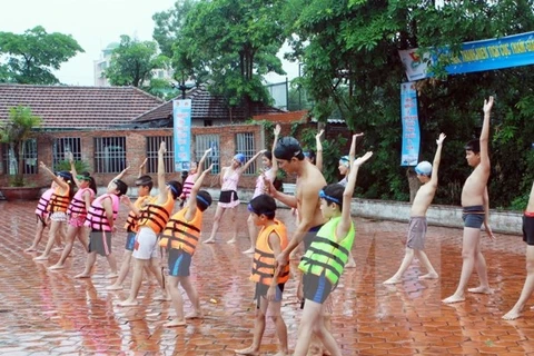 Hanoi pilots free swimming class for children