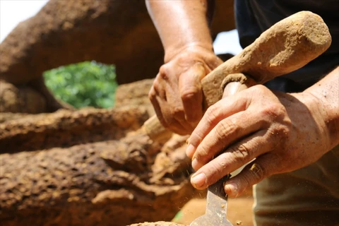 Traditional laterite building and architect in Thach That