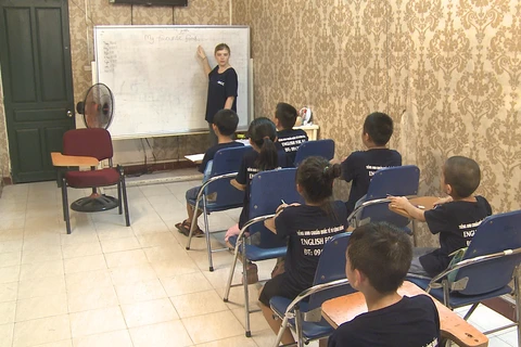 Foreign volunteers help kids pursuit education
