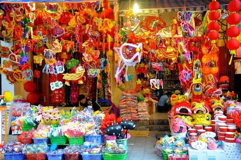 Chinese nationals enjoy full-moon festival in Vietnam