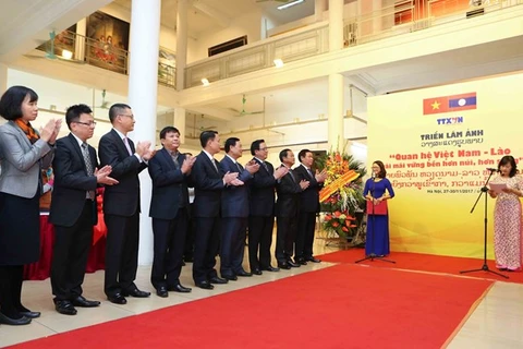 Photo exhibition on Vietnam-Laos relationship opens