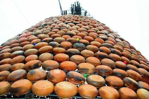 Huge Xmas tree made of earthen pots in Nghe An