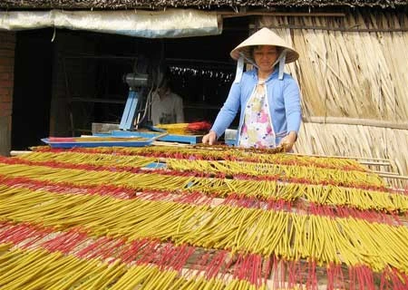 Traditional incense making in Hai Duong thrives before Tet 