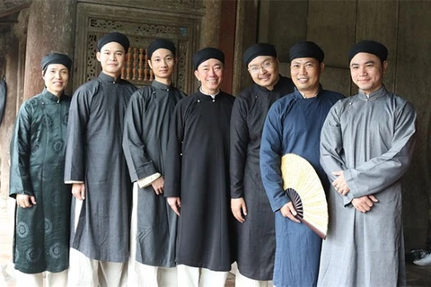Cultural event helps revive ao dai for men