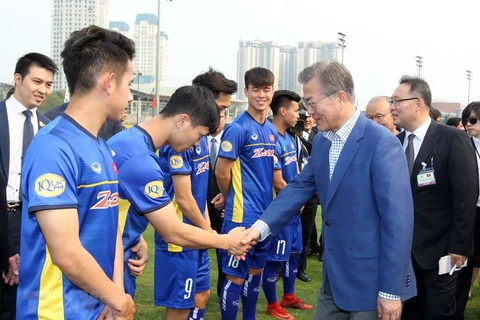 RoK President Moon meets young Vietnamese footballers