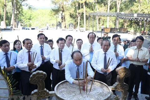 PM offers incense at Truong Son National Martyrs Cemetery