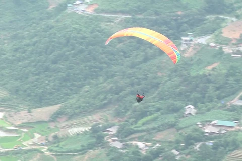 Paragliding festival offers stunning view of terraces
