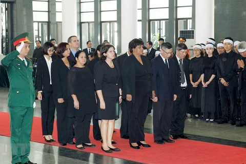 Foreign officials, diplomats pay tribute to former CPV chief