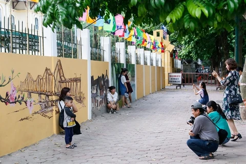 Mural paintings retrace old Hanoi