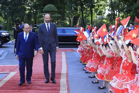 Welcome ceremony held in Hanoi for French Prime Minister 