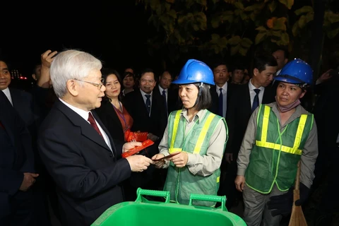 Party, State leader pays Tet visits to officers, people in Hanoi