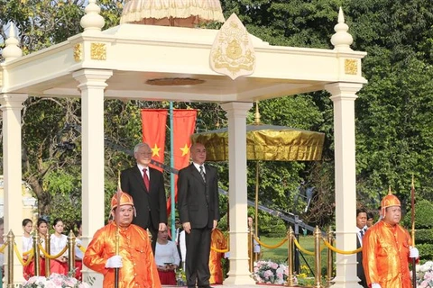 Top leader pays state visit to Cambodia