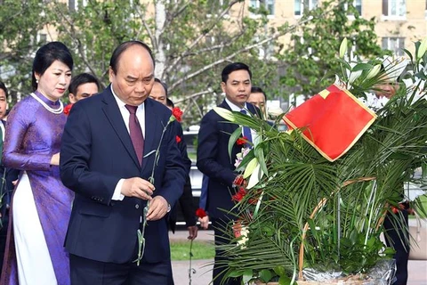 PM lays flowers at President Ho Chi Minh Monument in Moscow