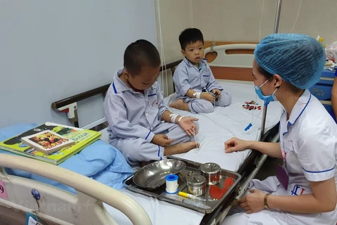 Children carrying Thalassemia get treatment at the Institute of Hematology and Blood Transfusion (Photo: VietnamPlus)