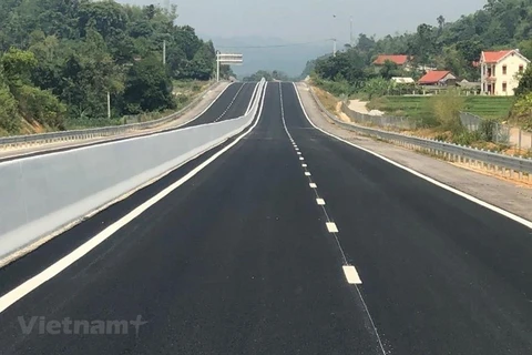 The North-South Expressway has total investment of 118.7 trillion VND, 55 trillion of which is sourced from the State budget (Photo: VietnamPlus). 