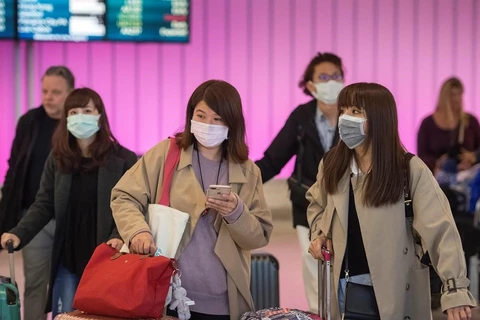 The search for and purchase of face masks during flus are essential to prevent them from spreading. (Photo: AFP/VNA)