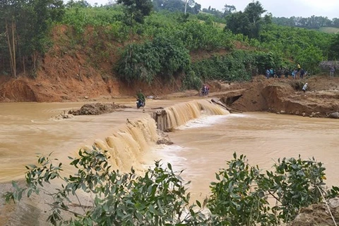 Rescue operations underway for landslide victims in Quang Nam