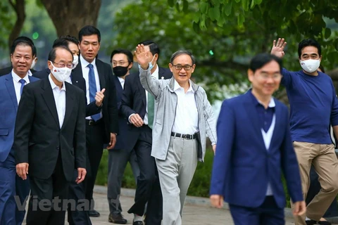 Japanese PM enjoys morning exercise around Hoan Kiem Lake