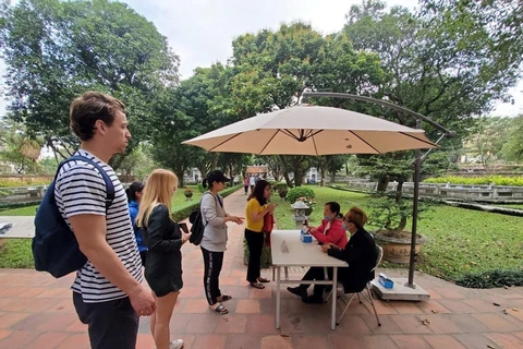 Foreign tourists visit Van Mieu-Quoc Tu Giam in Hanoi before the COVID-19 pandemic broke out (Photo: VietnamPlus)