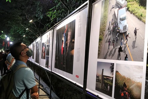 The exhibition is a big draw to people at the capital’s pedestrian zone around Hoan Kiem Lake (Photo: VietnamPlus). 