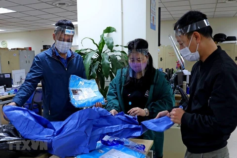 Protective equipment has been delivered to reporters and editors at the Press Photography Department under the Vietnam News Agency to prevent COVID-19 (Photo: VNA)