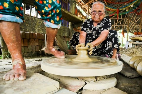Discovering artisans' skills in Thanh Ha ancient pottery village