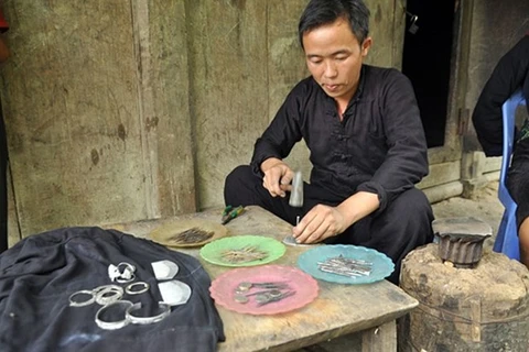  Exploring traditional Mong craft of silver carving