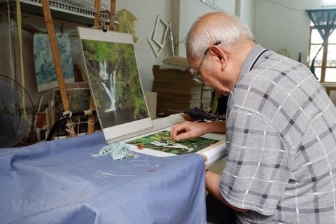 Hanoi's veteran artisan helps promote embroidery craft 