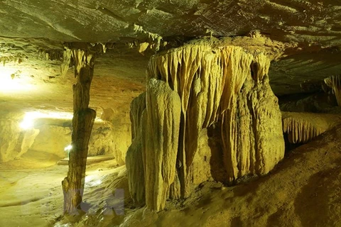 Nguom Ngao Cave - nature's masterpiece in Cao Bang province