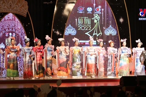 Beauty pageant promotes “ao dai”