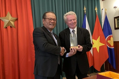 Czech writer wins Vietnamese national information service award ​