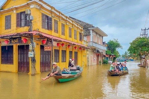Discovering Hoi An ancient town during flooding