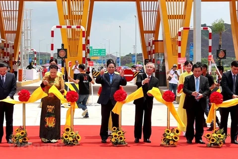 Prime Minister Pham Minh Chinh and other officials and former officials cut the ribbon to open Van Don – Mong Cai Expressway. (Photo: VietnamPlus)