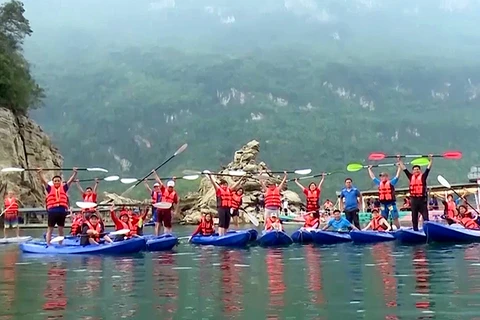 Kayak races on Da River - A tourism boost for Hoa Binh